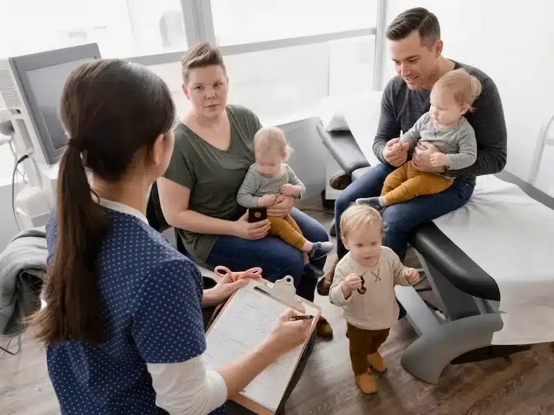 Atrasos no desenvolvimento infantil. Pais na consulta com a pediatra.