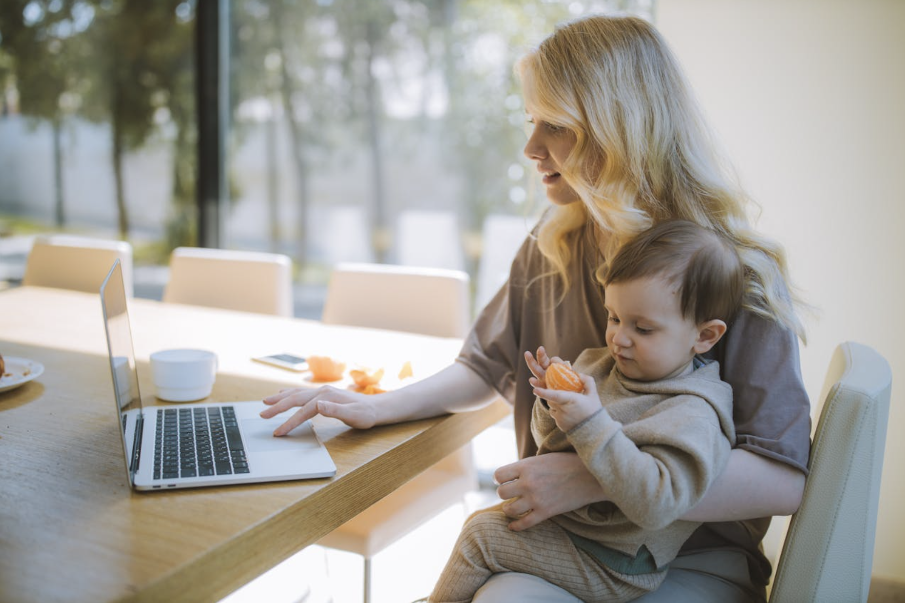 A crise de identidade sendo mãe de primeira viagem. Uma mãe conciliando o trabalho e os cuidados com o bebê ao mesmo tempo.